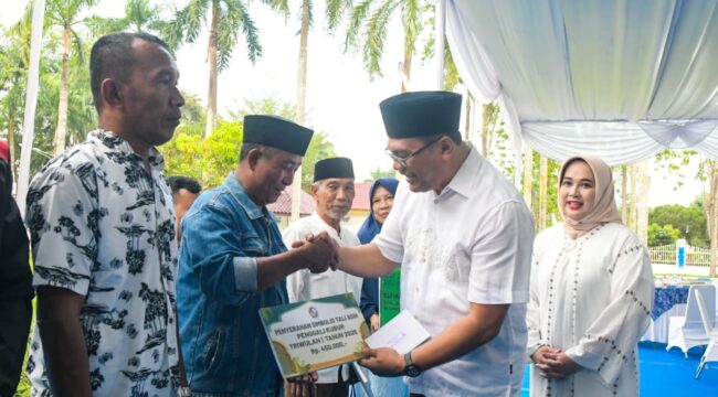 FOTO: Bupati Deli Serdang, dr H Asri Ludin Tambunan didampingi Ketua TP PKK, Ny Jelita Asri Ludin Tambunan, secara simbolis menyerahkan honor kepada bilal mayit pada momentum buka puasa bersama d Rumah Dinas Bupati, Kamis (19/3/2026).  diskominfo