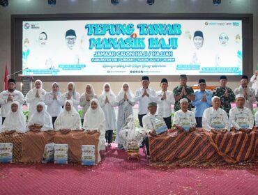 Foto: Wakil Bupati Deli Serdang Lom Lom Suwondo pimpin Pembukaan Acara Tepung tawar jamaah Haji yang akan berangkat ke tanah suci tahun 2026 ini.