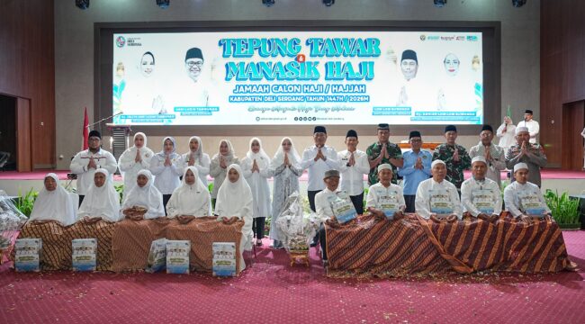 Foto: Wakil Bupati Deli Serdang Lom Lom Suwondo pimpin Pembukaan Acara Tepung tawar jamaah Haji yang akan berangkat ke tanah suci tahun 2026 ini.