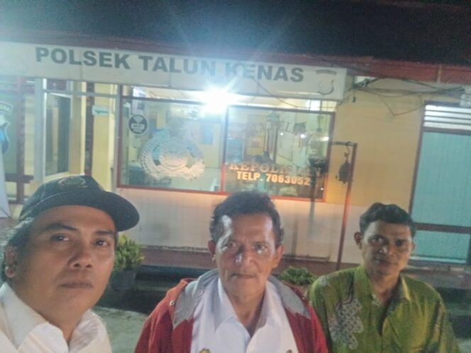 
					Foto: saksi yang lagi berada di kapolsek talun kenas (2/4/2026)