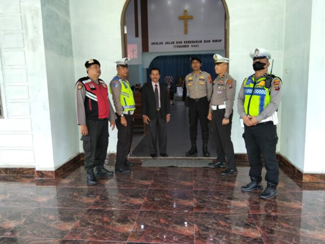
					Polres Langkat Gelar Patroli Pengamanan Kamtibmas di Gereja