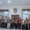 FOTO:Bupati Deli Serdang, dr. H. Asri Ludin Tambunan, bersama Wakil Bupati Lom Lom Suwondo menerima audiensi Kepala KPP Pratama Lubuk Pakam, Muhammad Syafei Harahap, di ruang rapat lantai II, Jumat (10/4/2026). (Dok. Diskominfostan Deli Serdang)