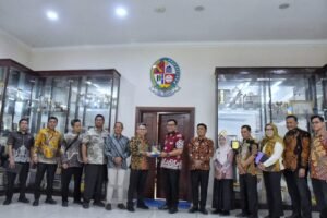 FOTO:Bupati Deli Serdang, dr. H. Asri Ludin Tambunan, bersama Wakil Bupati Lom Lom Suwondo menerima audiensi Kepala KPP Pratama Lubuk Pakam, Muhammad Syafei Harahap, di ruang rapat lantai II, Jumat (10/4/2026). (Dok. Diskominfostan Deli Serdang)
