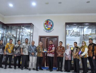 FOTO:Bupati Deli Serdang, dr. H. Asri Ludin Tambunan, bersama Wakil Bupati Lom Lom Suwondo menerima audiensi Kepala KPP Pratama Lubuk Pakam, Muhammad Syafei Harahap, di ruang rapat lantai II, Jumat (10/4/2026). (Dok. Diskominfostan Deli Serdang)