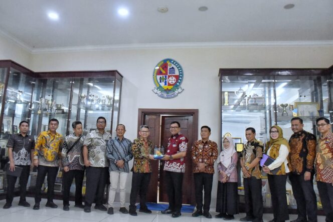 
					FOTO:Bupati Deli Serdang, dr. H. Asri Ludin Tambunan, bersama Wakil Bupati Lom Lom Suwondo menerima audiensi Kepala KPP Pratama Lubuk Pakam, Muhammad Syafei Harahap, di ruang rapat lantai II, Jumat (10/4/2026). (Dok. Diskominfostan Deli Serdang)