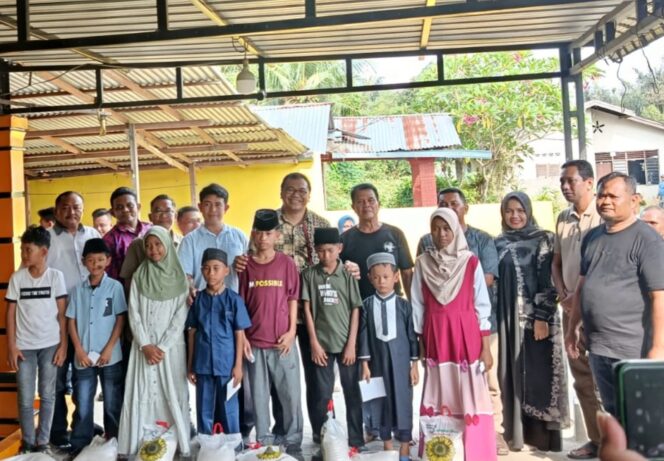 
					Bupati Deli Serdang Foto Bersama Dengan Anak Yatim Dan Pengurus TKBM Mandiri dalam acara halal bihalal (12/4/2026). Rio lubis