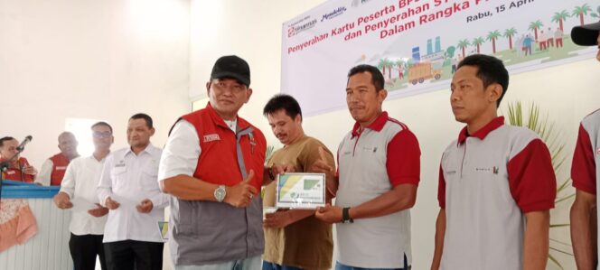 
					Peduli Petani, PT Amal Tani Tanjung Putri Berikan Kartu BPJS Ketenagakerjaan dan STDB