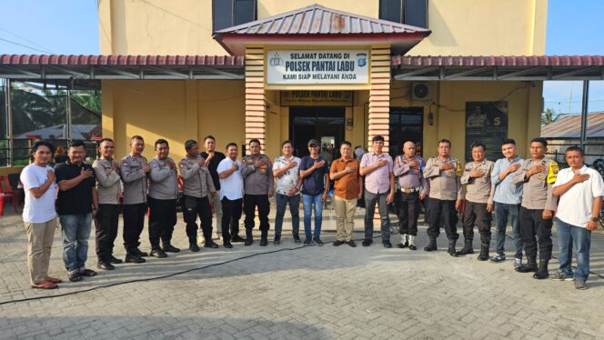 
					Dari “Sahabat Anak” ke “Polisi Muda Berprestasi”: Tongkat Komando Polsek Pantai Labu Resmi Beralih ke Ipda Iralfat Yaroni Dachi