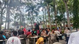 Foto: Akai Aliansi Cipayung dan Mahasiswa di depan Gerbang Kantor Bupati Deli Serdang, soroti nasib guru P3k(16/4)