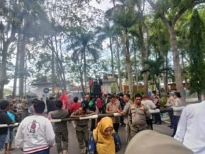 Foto: Akai Aliansi Cipayung dan Mahasiswa di depan Gerbang Kantor Bupati Deli Serdang, soroti nasib guru P3k(16/4)