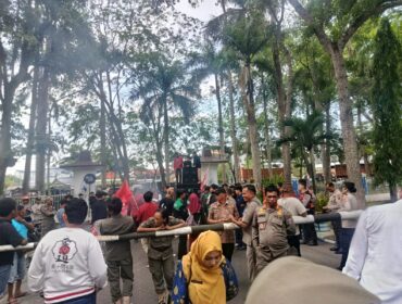 Foto: Akai Aliansi Cipayung dan Mahasiswa di depan Gerbang Kantor Bupati Deli Serdang, soroti nasib guru P3k(16/4)