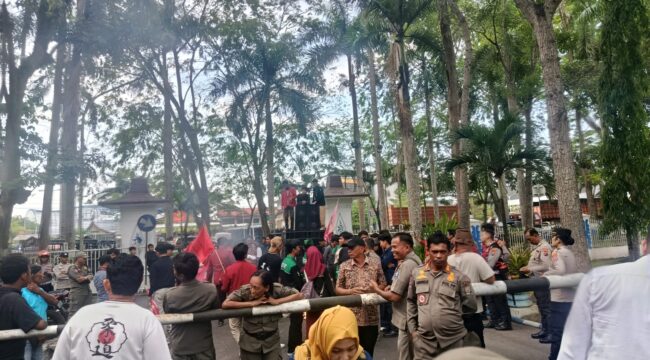 Foto: Akai Aliansi Cipayung dan Mahasiswa di depan Gerbang Kantor Bupati Deli Serdang, soroti nasib guru P3k(16/4)