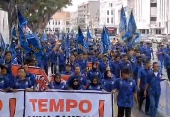 
					Gelar Aksi di Medan, Ribuan Massa KOMBAT Sumut Bakar Majalah Tempo