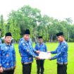 FOTOWakil Bupati Deli Serdang, Lom Lom Suwondo SS, memimpin apel gabungan Pemerintah Kabupaten Deli Serdang di halaman Kantor Bupati, Jumat (17/4/2026). Meski diguyur rintik hujan, apel tetap berlangsung khidmat dan diikuti seluruh peserta dengan semangat.(ist)