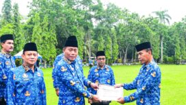 FOTOWakil Bupati Deli Serdang, Lom Lom Suwondo SS, memimpin apel gabungan Pemerintah Kabupaten Deli Serdang di halaman Kantor Bupati, Jumat (17/4/2026). Meski diguyur rintik hujan, apel tetap berlangsung khidmat dan diikuti seluruh peserta dengan semangat.(ist)