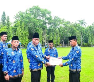 FOTOWakil Bupati Deli Serdang, Lom Lom Suwondo SS, memimpin apel gabungan Pemerintah Kabupaten Deli Serdang di halaman Kantor Bupati, Jumat (17/4/2026). Meski diguyur rintik hujan, apel tetap berlangsung khidmat dan diikuti seluruh peserta dengan semangat.(ist)
