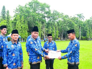 FOTOWakil Bupati Deli Serdang, Lom Lom Suwondo SS, memimpin apel gabungan Pemerintah Kabupaten Deli Serdang di halaman Kantor Bupati, Jumat (17/4/2026). Meski diguyur rintik hujan, apel tetap berlangsung khidmat dan diikuti seluruh peserta dengan semangat.(ist)