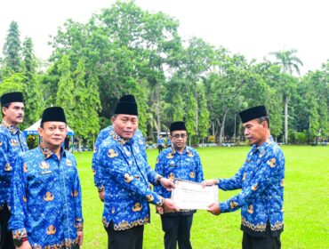 FOTOWakil Bupati Deli Serdang, Lom Lom Suwondo SS, memimpin apel gabungan Pemerintah Kabupaten Deli Serdang di halaman Kantor Bupati, Jumat (17/4/2026). Meski diguyur rintik hujan, apel tetap berlangsung khidmat dan diikuti seluruh peserta dengan semangat.(ist)