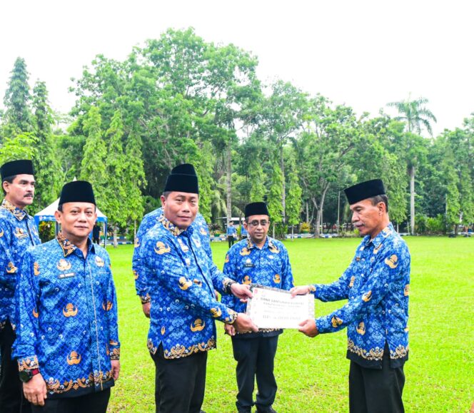 
					FOTOWakil Bupati Deli Serdang, Lom Lom Suwondo SS, memimpin apel gabungan Pemerintah Kabupaten Deli Serdang di halaman Kantor Bupati, Jumat (17/4/2026). Meski diguyur rintik hujan, apel tetap berlangsung khidmat dan diikuti seluruh peserta dengan semangat.(ist)