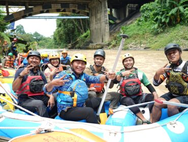 FOTO: Wakil Bupati Deli Serdang, Lom Lom Suwondo SS, memimpin kegiatan susur sungai dalam rangka Program Kali Bersih yang digelar Pemerintah Kabupaten Deli Serdang melalui Dinas Lingkungan Hidup di Kecamatan Tanjung Morawa, Jumat (17/4/2026).  ist