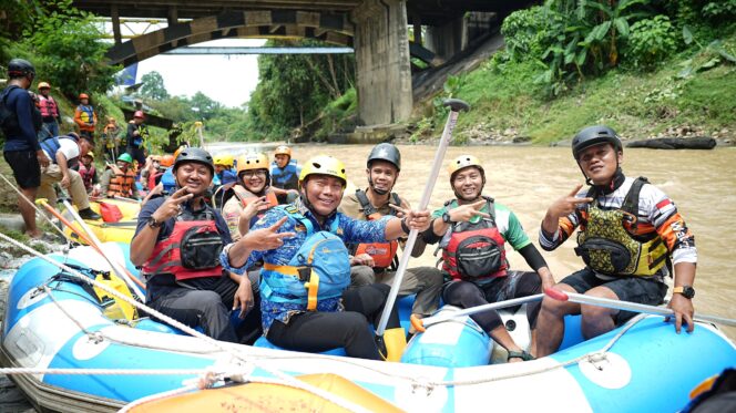 
					FOTO: Wakil Bupati Deli Serdang, Lom Lom Suwondo SS, memimpin kegiatan susur sungai dalam rangka Program Kali Bersih yang digelar Pemerintah Kabupaten Deli Serdang melalui Dinas Lingkungan Hidup di Kecamatan Tanjung Morawa, Jumat (17/4/2026).  ist