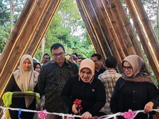 Foto: Bupati Deli Serdang Asriludin Tambunan beserta Istri Resmikan Kuliner Hutan Kota di Lubuk Pakam. (18/4) Rio lubis