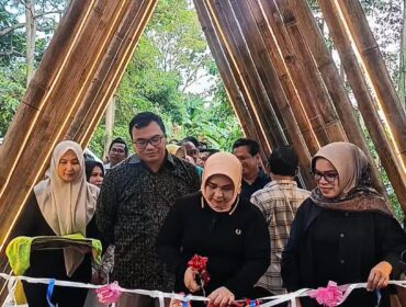 Foto: Bupati Deli Serdang Asriludin Tambunan beserta Istri Resmikan Kuliner Hutan Kota di Lubuk Pakam. (18/4) Rio lubis