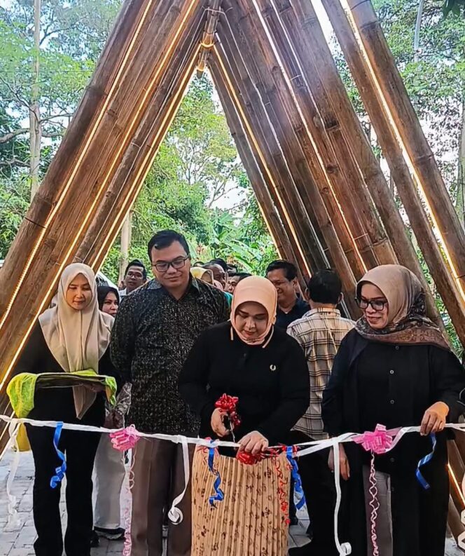 
					Foto: Bupati Deli Serdang Asriludin Tambunan beserta Istri Resmikan Kuliner Hutan Kota di Lubuk Pakam. (18/4) Rio lubis