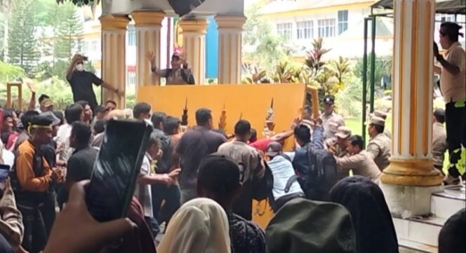 
					Usai Geruduk DPRD, Ribuan Massa Terobos Masuk Area Kantor Bupati Langkat