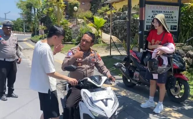 
					Viral! Momen Haru Kasat Lantas Samosir Ajarkan Turis Taiwan Nyalakan Motor: “Seperti Ini, Pak!” Aksi Kecil yang Mencuri Hati Dunia