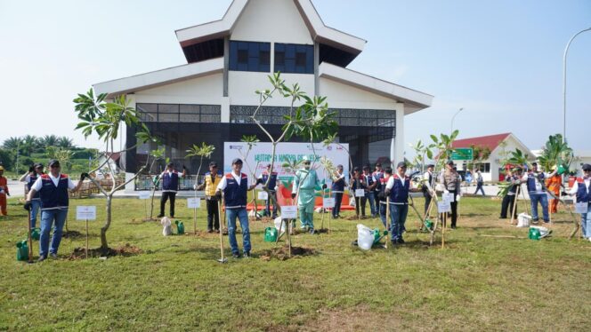 
					PERINGATI HARI BUMI 2026 DAN HUT KE-65, HUTAMA KARYA TANAM 17.000 POHON DI SELURUH JALAN TOL KELOLAAN