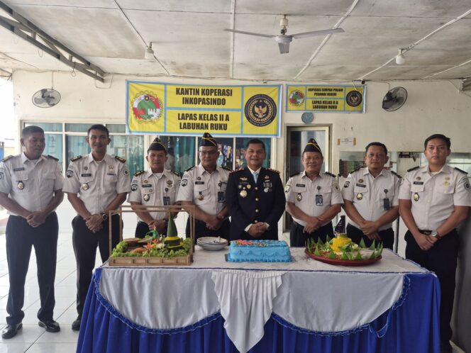 
					PERINGATI HBP KE-62, LAPAS LABUHAN RUKU IKUTI TASYAKURAN VIRTUAL VIA ZOOM BERSAMA PUSAT DAN BERI PENGHARGAAN KEPADA MITRA STRATEGIS