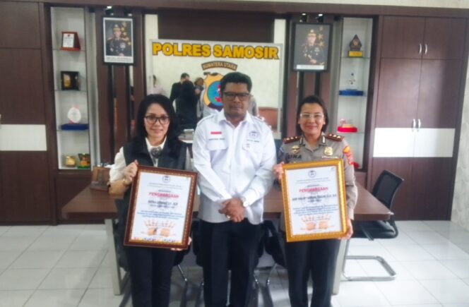 
					Komnas PA Anugerahkan Penghargaan kepada Kapolres Samosir dan Aktivis Hotria Gurning