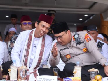 Foto kapolres langkat dengan ustadz abdul somad dalam acara  tabligh akbar(ist)