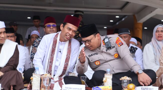 Foto kapolres langkat dengan ustadz abdul somad dalam acara  tabligh akbar(ist)