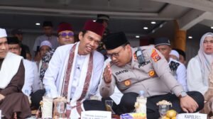 Foto kapolres langkat dengan ustadz abdul somad dalam acara tabligh akbar(ist)