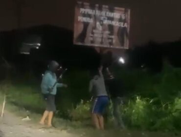 Foto: pengerusakan plang salah satu organisasi oleh sekelompok otk(ist)