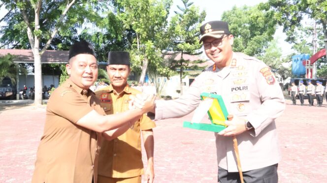 
					Kapolres AKBP David Terima Penghargaan 18 Kepala Desa, Tegaskan Komitmen Polri untuk Masyarakat