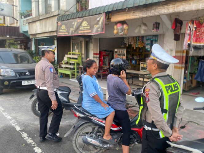 
					Kasat Lantas Samosir Turun Langsung Atur Lalin di 9 Titik Rawan: Utamakan Humanis, Tegas pada Pelanggar Berbahaya