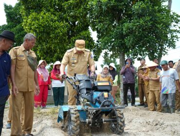 Bupati Deli Serdang, dr H Asri Ludin Tambunan, mendorong percepatan modernisasi pertanian untuk menekan biaya produksi dan meningkatkan hasil panen saat melakukan kegiatan tanam dan panen bawang merah di Kecamatan Beringin, Selasa (5/5/2026). Kegiatan ini turut dihadiri Wakil Bupati Lom Lom Suwondo SS.(ist)
