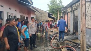 Situasi setelah api padam melalap 4 rumah kontrakan di bangun rejo( riolubis)