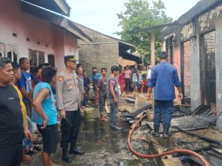 Situasi setelah api padam melalap 4 rumah kontrakan di bangun rejo( riolubis)