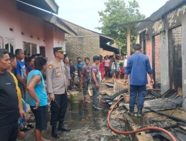 Situasi setelah api padam melalap 4 rumah kontrakan di bangun rejo( riolubis)