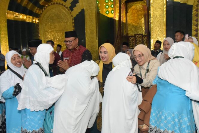 
					Pemkab Deli Serdang Lepas Calon Jemaah Kloter 15 Menuju Asrama Haji Medan