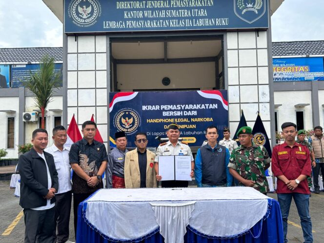 
					TEGASKAN KOMITMEN BERSIH DARI NARKOBA, HANDPHONE ILEGAL DAN PENIPUAN ONLINE, LAPAS LABUHAN RUKU LAKSANAKAN IKRAR PEMASYARAKATAN