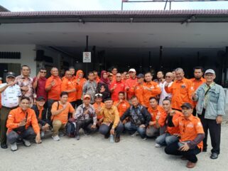 Foto Ketum bersama Pengurus ormas gerakan rakyat sesumatera utara (r lubis)