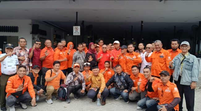 Foto Ketum bersama Pengurus ormas gerakan rakyat sesumatera utara (r lubis)