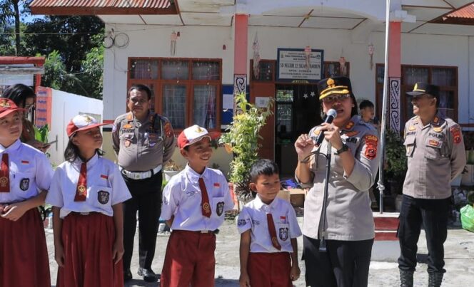 
					Sentuhan Kehangatan Kapolres Samosir di SDN 22 Sigaol Marbun