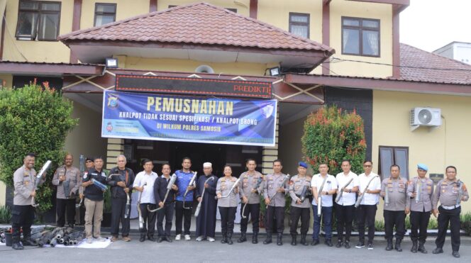 
					Tindak Tegas Knalpot Brong, Polres Samosir Musnahkan 117 Knalpot Hasil Razia