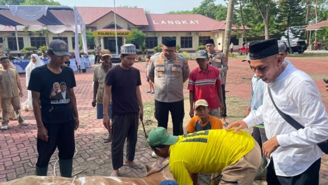 
					Kapolres Langkat Pimpin Penyembelihan Hewan Qurban